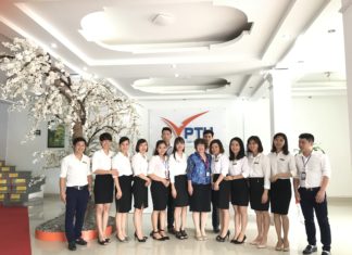 Bà Yamaguchi chụp ảnh lưu niệm cùng đội ngũ giáo viên Phúc Thái