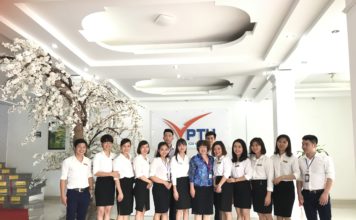 Bà Yamaguchi chụp ảnh lưu niệm cùng đội ngũ giáo viên Phúc Thái