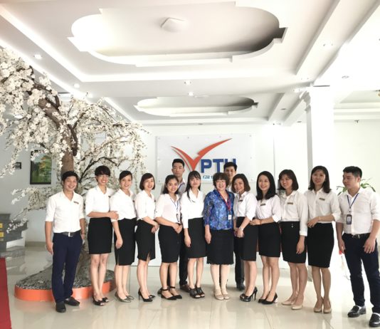 Bà Yamaguchi chụp ảnh lưu niệm cùng đội ngũ giáo viên Phúc Thái