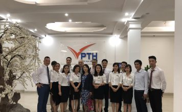 Đại diện nghiệp đoàn và đại diện các công ty phái cử chụp ảnh lưu niệm cùng CBCNV Phúc Thái