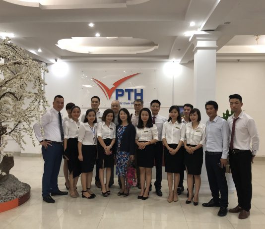 Đại diện nghiệp đoàn và đại diện các công ty phái cử chụp ảnh lưu niệm cùng CBCNV Phúc Thái